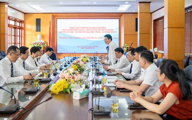 Trường Đại học Nông - Lâm Bắc Giang thúc đẩy hợp tác đào tạo, nghiên cứu với thành phố Trấn Giang (Trung Quốc)