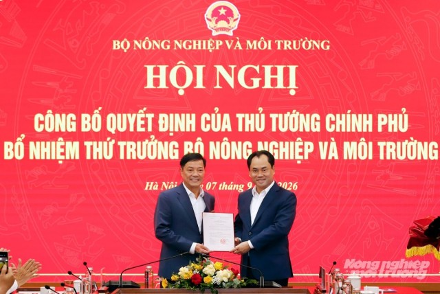 Trao Quyết định của Thủ tướng Chính phủ bổ nhiệm Thứ trưởng Bộ Nông nghiệp và Môi trường