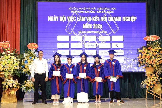 Trường Đại học Nông - Lâm Bắc Giang trao bằng tốt nghiệp Đại học và khen thưởng các sinh viên. Ảnh: Phạm Hiếu.