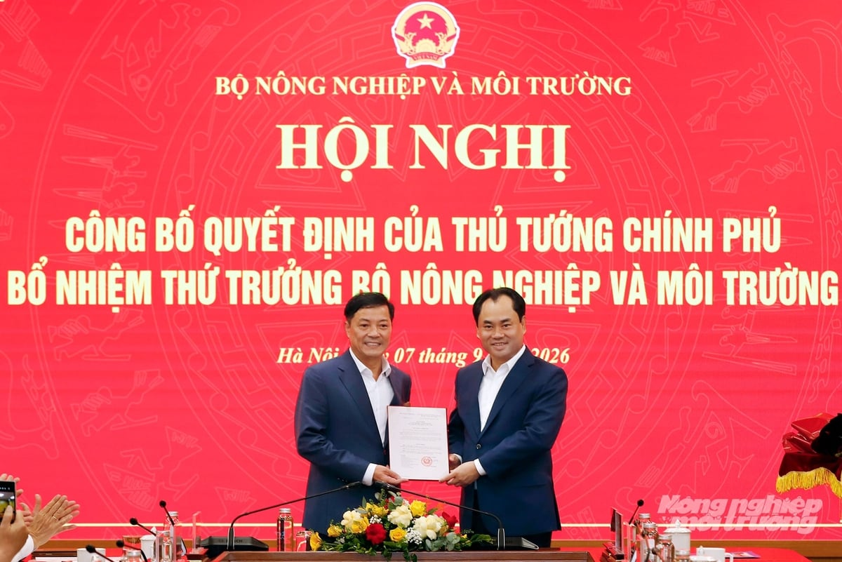 Trao Quyết định của Thủ tướng Chính phủ bổ nhiệm Thứ trưởng Bộ Nông nghiệp và Môi trường